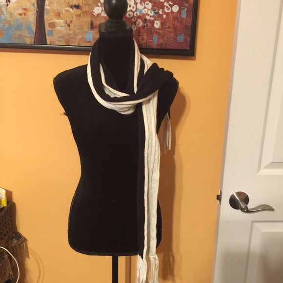 Xtra Long Blk & Wht Reversible Scarf🧣 - Picture 3 of 15